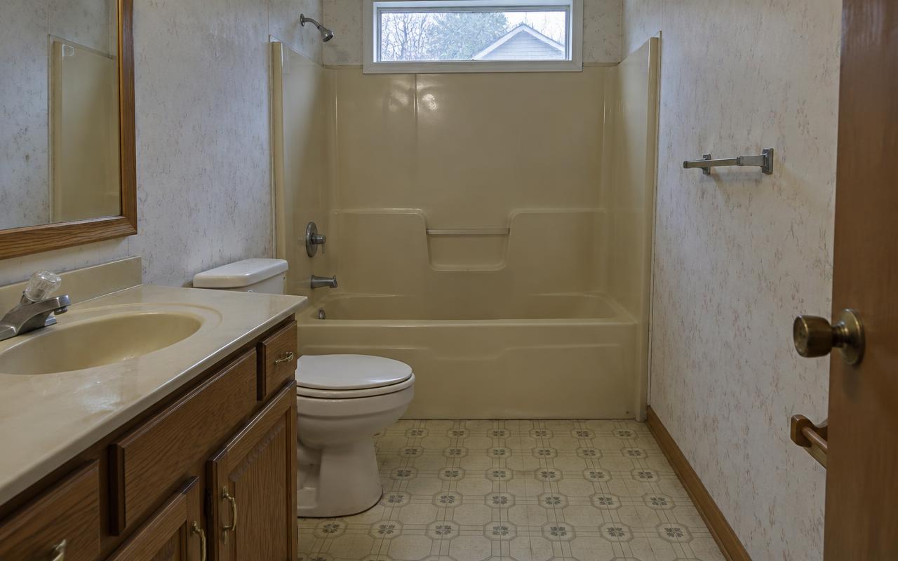 Hall bathroom before remodeling