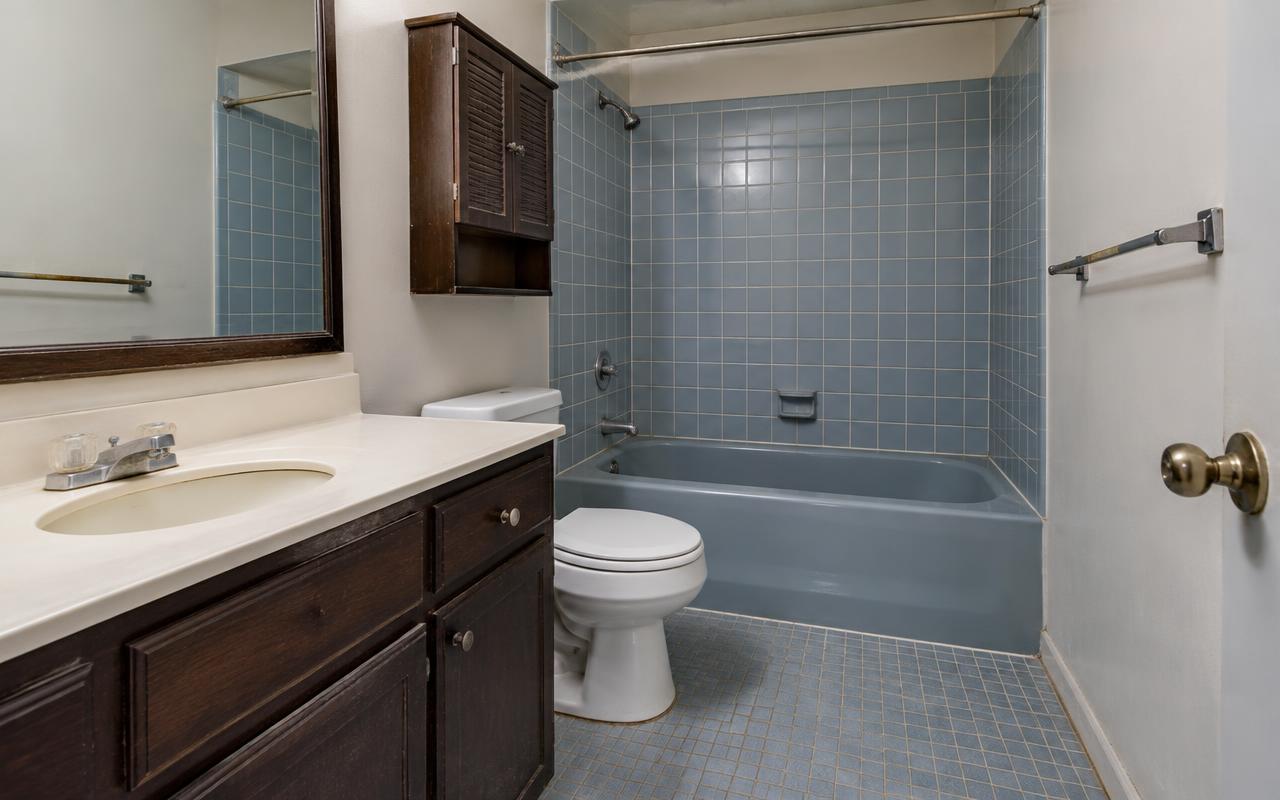 Townhouse bathroom before remodeling